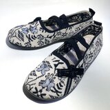 北欧柄モノトーンのチャイナシューズ｜銀蝶々モチーフ・ストラップ付きフラット