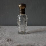 純銀製の蓋　小さなガラスの香水瓶　フランスアンティーク　アンティークのある暮らし　