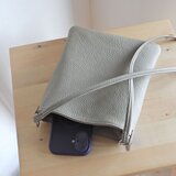 すっきりシンプル☆　レザーポシェット　マットなラテグレージュ