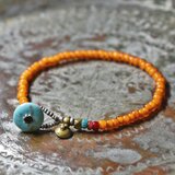 アンティーク山吹色ホワイトハーツ、金赤＆濃赤ホワイトハーツ、ターコイズブルーシェブロンビーズのブレス（ターコイズ留め金）