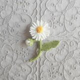 かぎ針で編んだブローチ　小さな軽いコサージュ　ハルジオンかヒメジョオンみたいなお花　1.5　