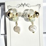 若葉雫|グリーンアクセサリー/パールピアス,/レジンピアス/大人可愛い/上品アクセサリー/揺れる/花モチーフ/ナチュラル/透明感