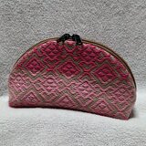 津軽こぎん刺しで仕立てた半月型ポーチ　砂色×ピンク２色