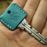 大きい肉球(犬)刻印のキーカバー ターコイズブルー×白