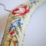 薔薇刺繍のハンガー 毛糸刺繍　ヴィンテージ　ドイツ