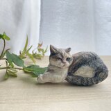 木彫りの「見えない音を聞く猫」のブローチ