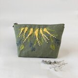 ミモザ刺繍のポーチ（オリーブグリーン）