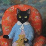 赤いソファの黒ねことテディベア