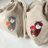 母の日に寄せて『カーネーションと猫』手描きコットンリネン巾着 ベージュ グレー猫 ハチワレ猫