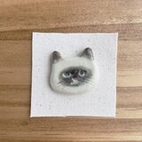 猫のお顔の陶器ブローチ〜穏やかなシャム猫〜【一点もの】