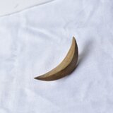 【 木工 】 三日月ウッドなブローチ【G】 オイル仕上げ バッジ アクセサリー 無垢材 朴 木のブローチ