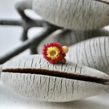 ミラー刺繍とガラスビーズの小さなイヤーカフ　ピンク×黄/ベージュビーズ
