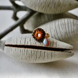 ミラー刺繍とガラスビーズの小さなイヤーカフ　茶×オレンジ/しずくビーズ