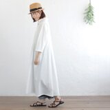 後ろ姿まで、きれいに。東炊きコットンリネン シャツカラータックワンピース 七分袖（オフホワイト）OP49