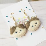 不機嫌なのが愛おしい。じと目の八割れ猫と一粒パールの耳飾り | 羊毛フェルト/受注製作