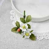 布花　プレゼントに喜ばれるシンプルなお花と赤い実が可愛いワイルドストロベリー（野いちご）のブローチ