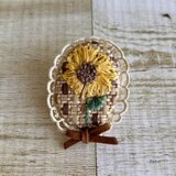 大人かわいい手刺繍ひまわりブローチ　京染　スエードリボン　レース　夏　向日葵　flower