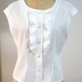 フリル付きフレンチスリーブのブラウス（オフ白）