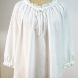 衿ぐりと袖口に共布フリルのブラウス（オフ白）