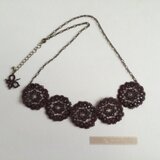 フリルみたいなお花のネックレス　chocolate