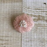 大人かわいい手刺繍たっぷりビーズのお花ブローチ(ピンク×パール) ビーズ刺繍　パールビーズ　花　flower
