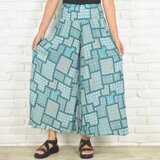 涼しさで選ぶ夏の一本。グリーンのパッチワーク柄リラックスワイドフレアパンツ