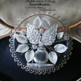 1930年代　紫陽花（柏葉アジサイ）ルーサイト製ブローチ ①
