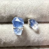 デュモルチェライトインクオーツ原石結晶のピアス