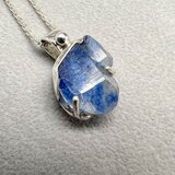 デュモルチェライトインクオーツ原石結晶のペンダント
