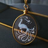 ヴィンテージ　うっすら青色の孔雀のインタリオGlass　ネックレス