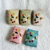 サクランボ刺繍のニードルケース・五色展開