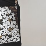 【流水　小花模様　黒　シルク帯リメイク　スマホショルダーバッグ】結婚式バッグ、フォーマルバッグ、誕生日ギフトとしても。