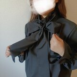 360°上品見え。2wayで楽しめる大人のブラックブラウス