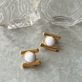 M208-【 Monet 】モネ・ヴィンテージイヤリング 1980's Modernism White Cabochon