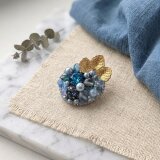 ビーズ刺繍のボタニカルブローチ ｜ クリスタルガラスとチェコビーズ（K1249)