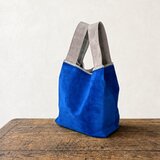 本革ソフトスエードの軽くやわらかなマルシェバッグ コバルト×グレー