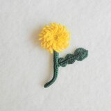 かぎ針で編んだブローチ　ほっこりコサージュ　たんぽぽ　刺繍糸２本どり　レモンイエロー