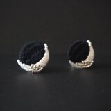 三日月　ビーズ刺繍ピアス　ブラック　夏のモノトーンアクセサリー