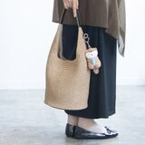 新作 カワウソチャーム付き かご風ショルダーバッグ｜編みｘPU【サンドベージュｘシャイニーブラウン】軽量・500mlOK