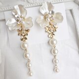 大ぶりホワイトフラワー＊連パールピアス✨