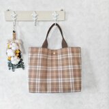 〈持ち手がポイント／A4サイズが入る〉播州織　チェック柄のトートバッグ・ベージュ