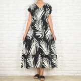 夏の大人のリラックススタイルに。モノトーンの涼しげなヤシの葉柄Vネックフリルワンピース　ブラック 　大きいサイズあり
