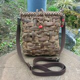 貴重な山葡萄の蔓で編んだショルダーバッグ(ポシェット)縦長 小/山珊瑚のチャーム付き 20260403
