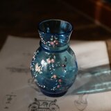 ブルーガラスの器　小花柄　エナメル絵付け　エマイユ　フランスアンティーク　アンティークのある暮らし