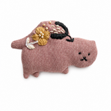 ネコの刺繍ブローチ
