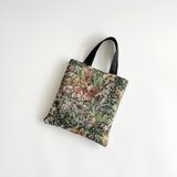 華やかな花柄のゴブラン織りトートバッグ ブラック｜長財布が入る普段使いサイズ