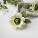 布花　お洋服に合わせやすい、やさしいグリーンイエローのひまわりのコサージュ。