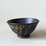 黒釉抜絵抹茶盌b