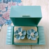 light blue white cold porcelain flower ヴィンテージピアス