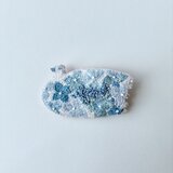 やさしい青色の紫陽花のお花と蕾を纏う鳥さん/手刺繍鳥ブローチ